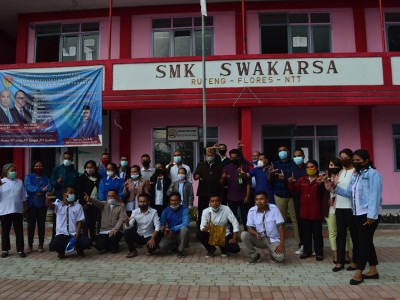 Foto Bersama Team Media Cakrawala NTT  & Guru-Guru SMK SWAKARSA RUTENG