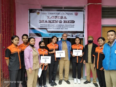 Lomba Making Bed  Program Keahlian Akomodasi Perhotelan SMK SWAKARSA RUTENG